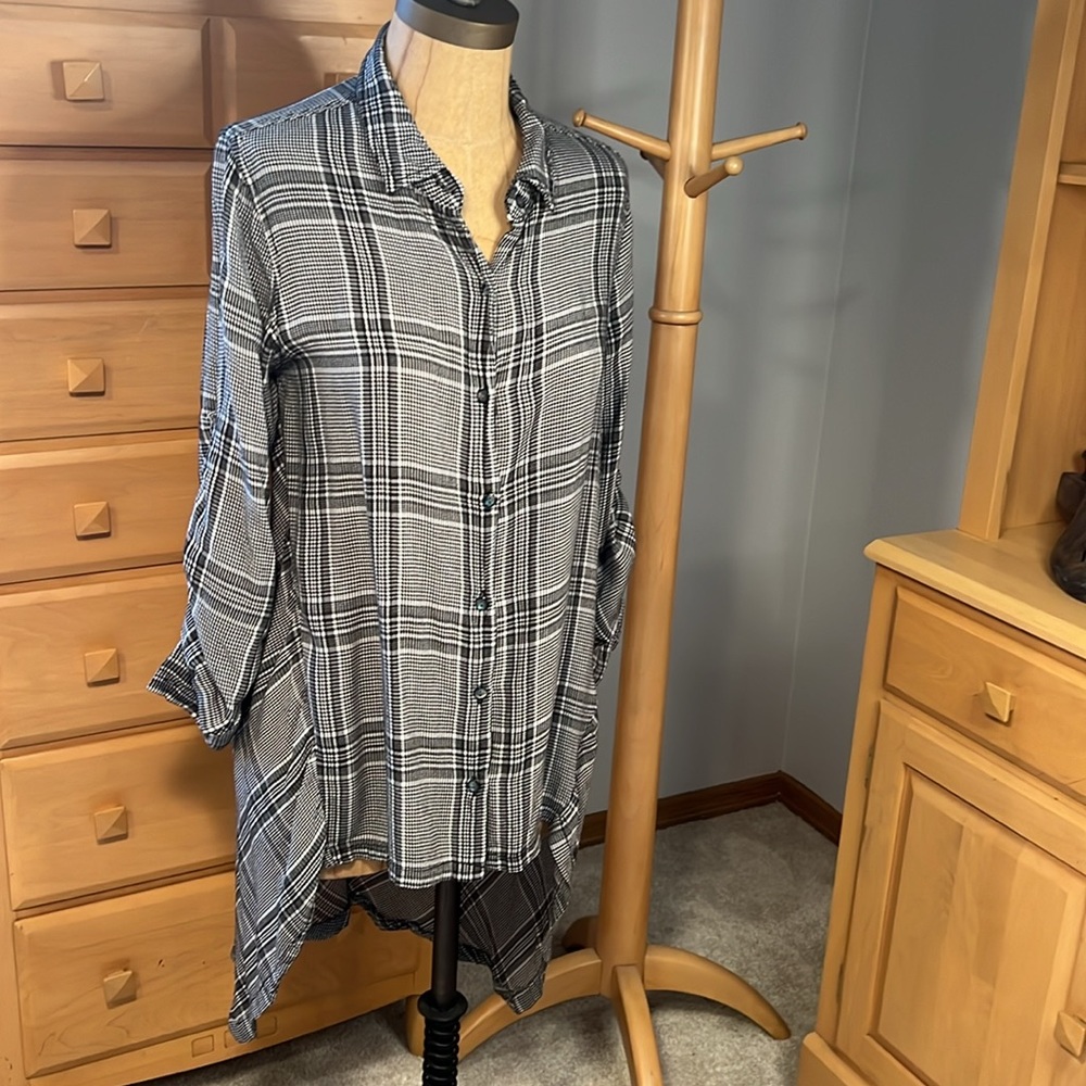 Euc Black/White Max Studio Size Medium Button Dow… - image 1